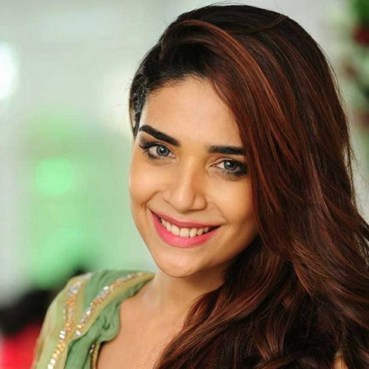 Celebrity Anjum Fakih - Tring India
