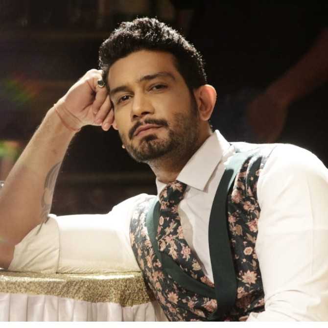 Celebrity Vineet Kumar - Tring India