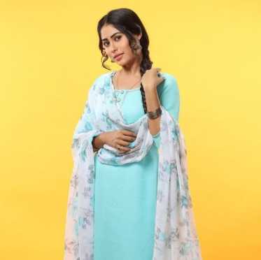 Celebrity Akshaya Hindalkar - Tring India