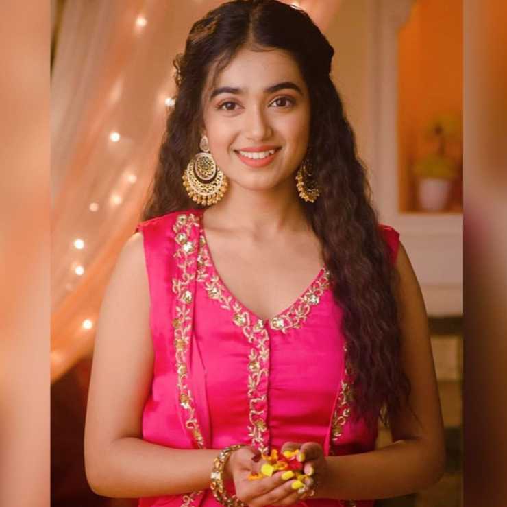 Celebrity Neeharika Roy - Tring India