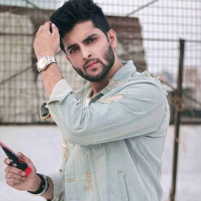 Celebrity Yash Shrivastava - Tring India