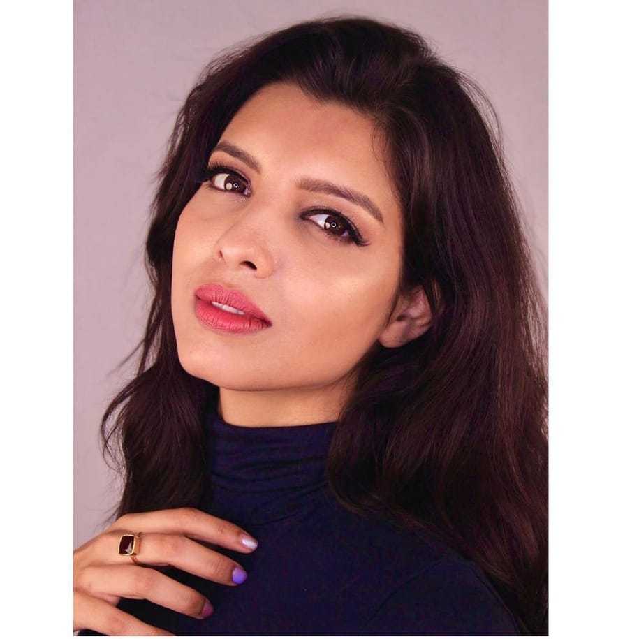 Celebrity Riya Deepsi - Tring India