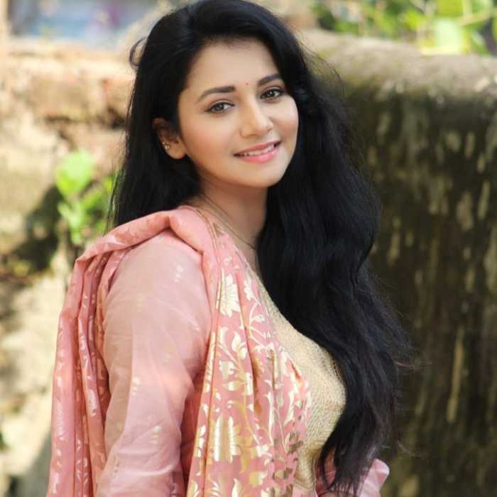 Celebrity Jui Gadkari - Tring India