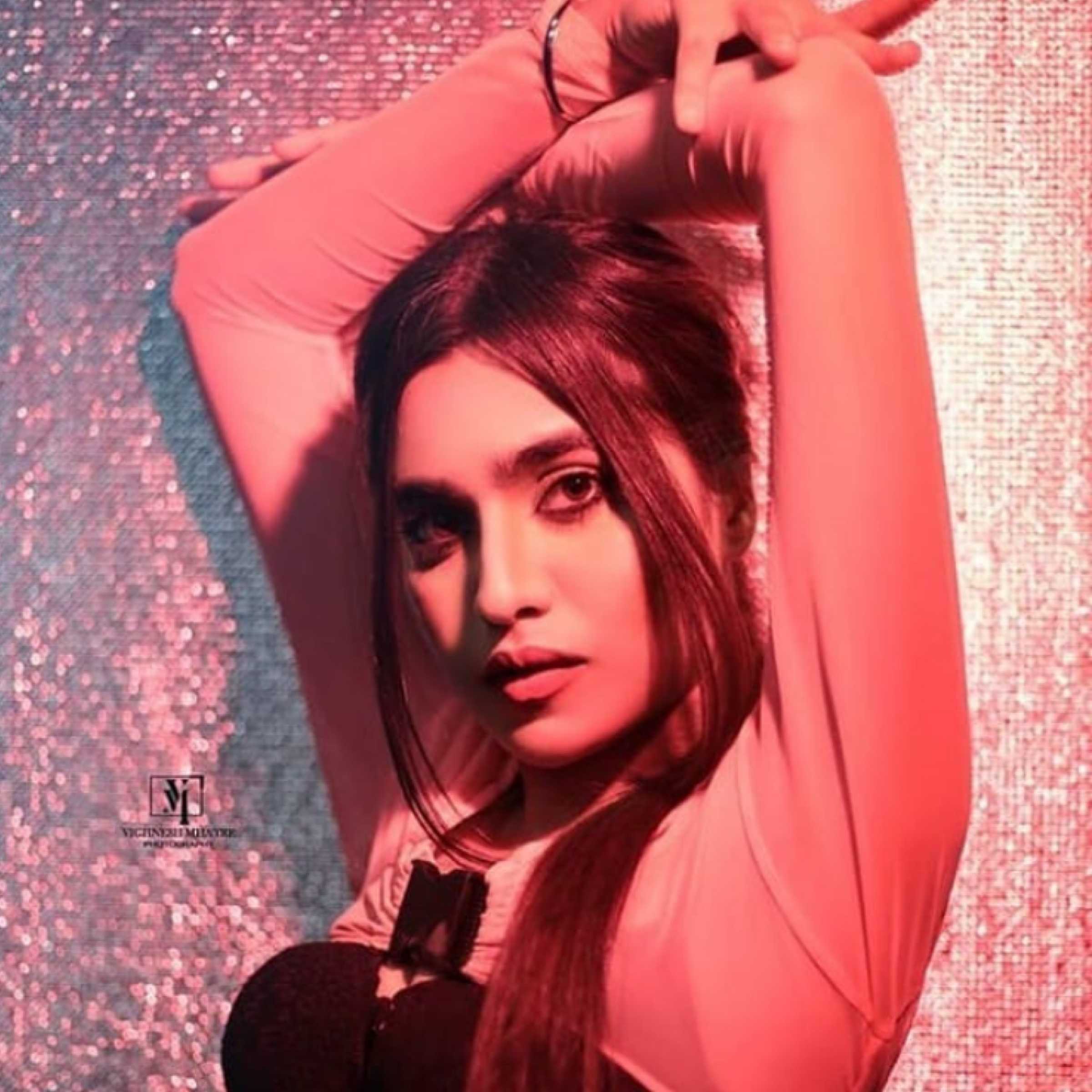 Celebrity Isha Shah - Tring India