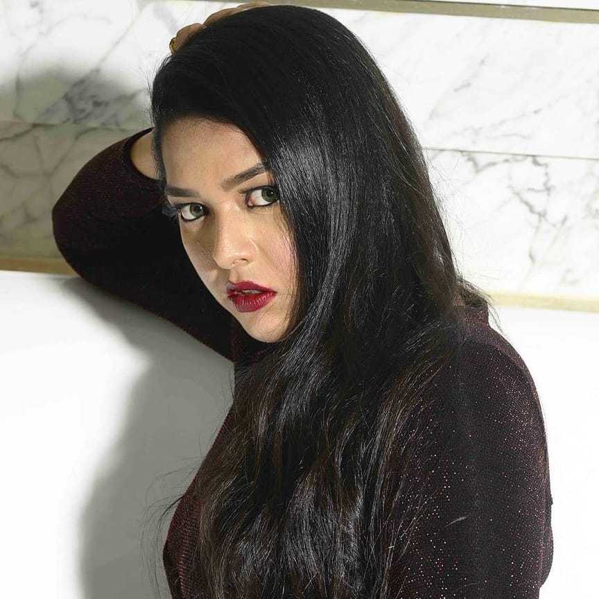 Celebrity Simran Kshirsagar - Tring India