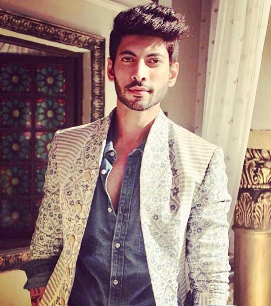 Celebrity Abhimanyu Chaudhary - Tring India