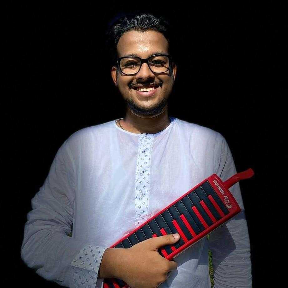 Celebrity Sadakat Aman Khan - Tring India