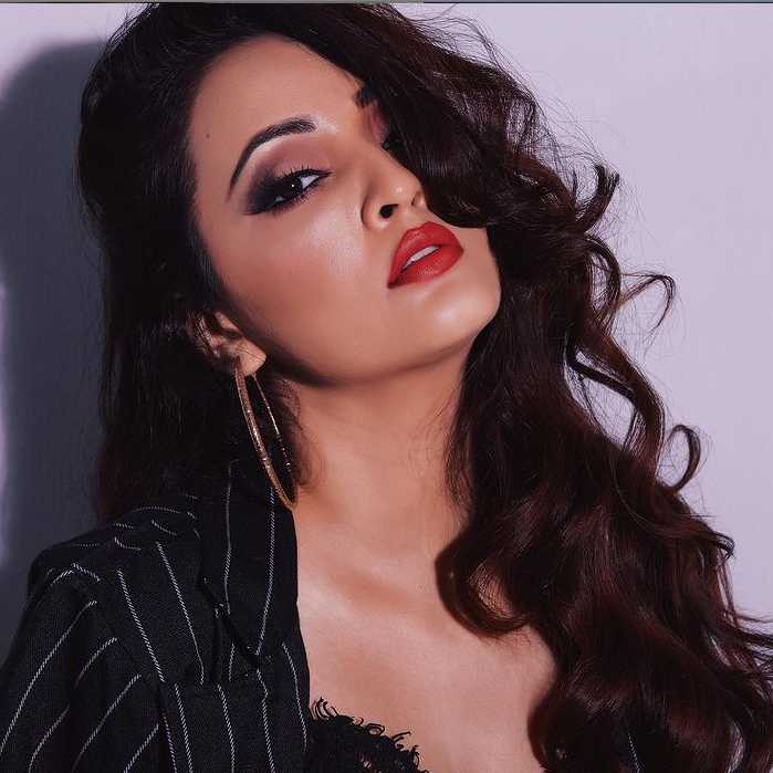 Celebrity Aamayra Shaikh - Tring India