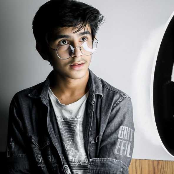 Celebrity Chaitanya Kendre- Tring India