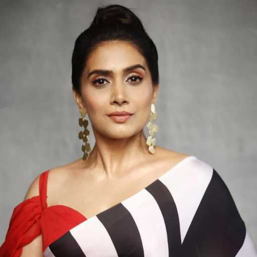 Celebrity Sonali Kulkarni - Tring India