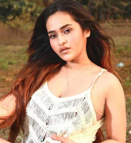 Celebrity Prajakta Dusane - Tring India