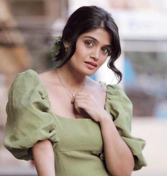 Celebrity Isha Keskar - Tring India