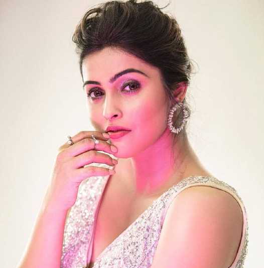 Celebrity Surabhi Hande - Tring India