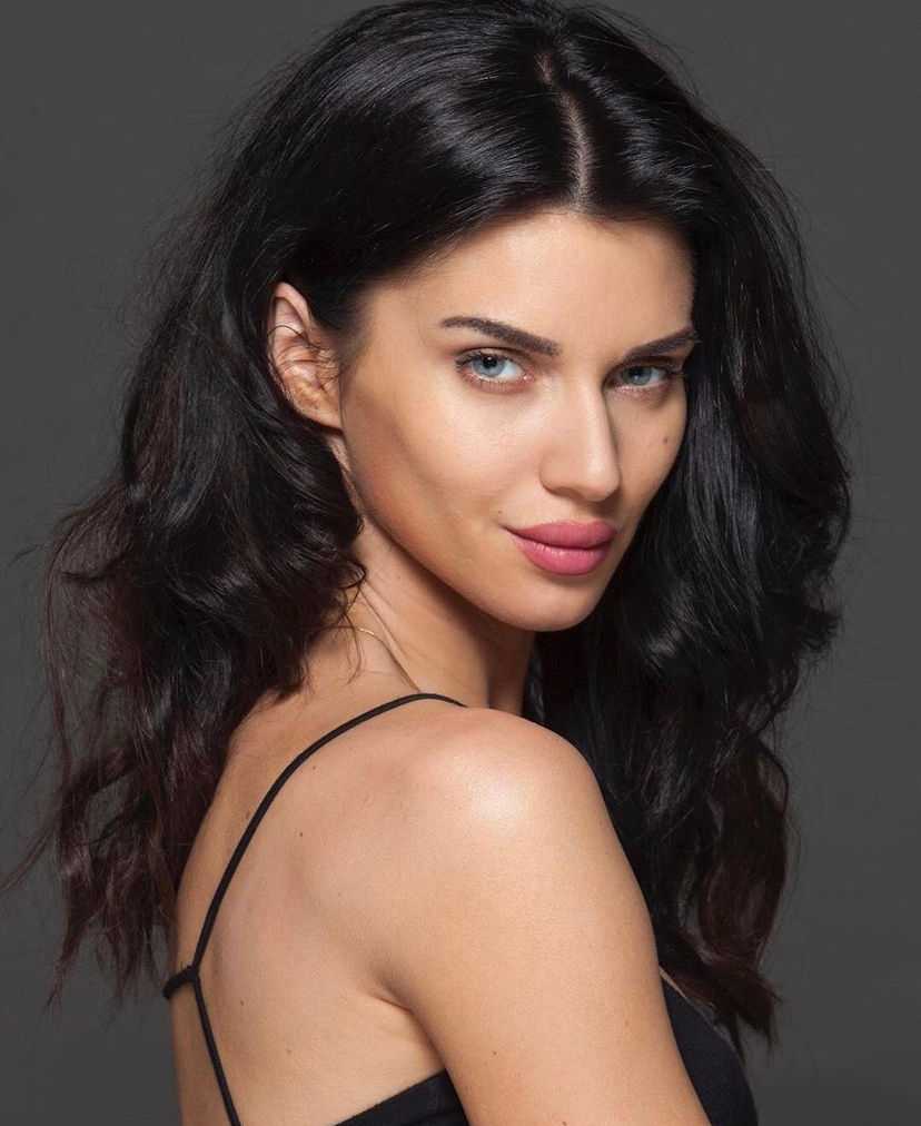 Celebrity Scarlett Wilson - Tring India