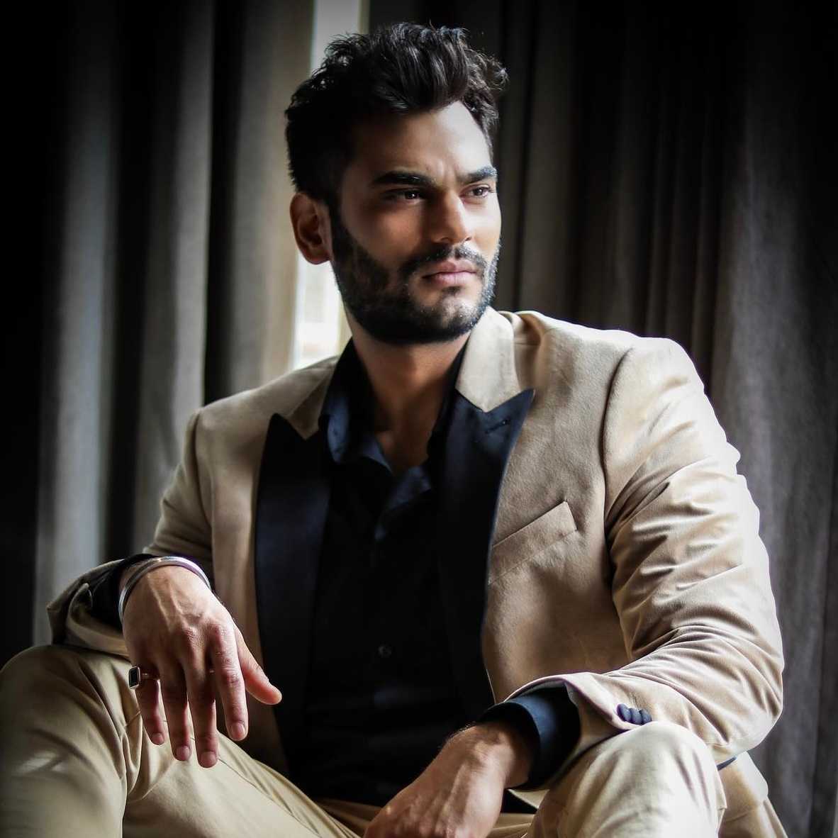 Celebrity Raghuraja Bhatia - Tring India