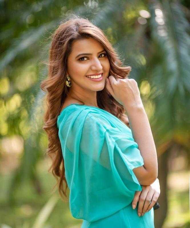 Celebrity Sareeka Dhillon - Tring India