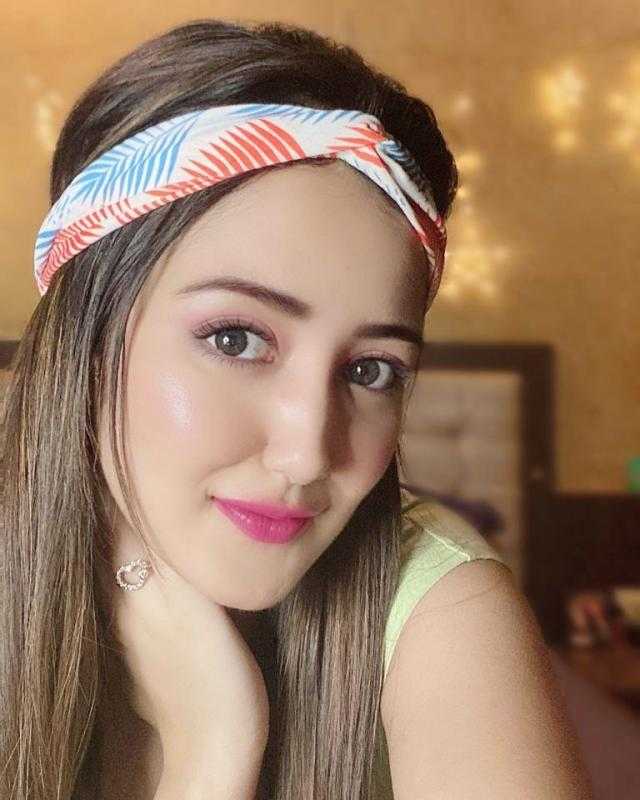 Celebrity Roshmi Banik - Tring India